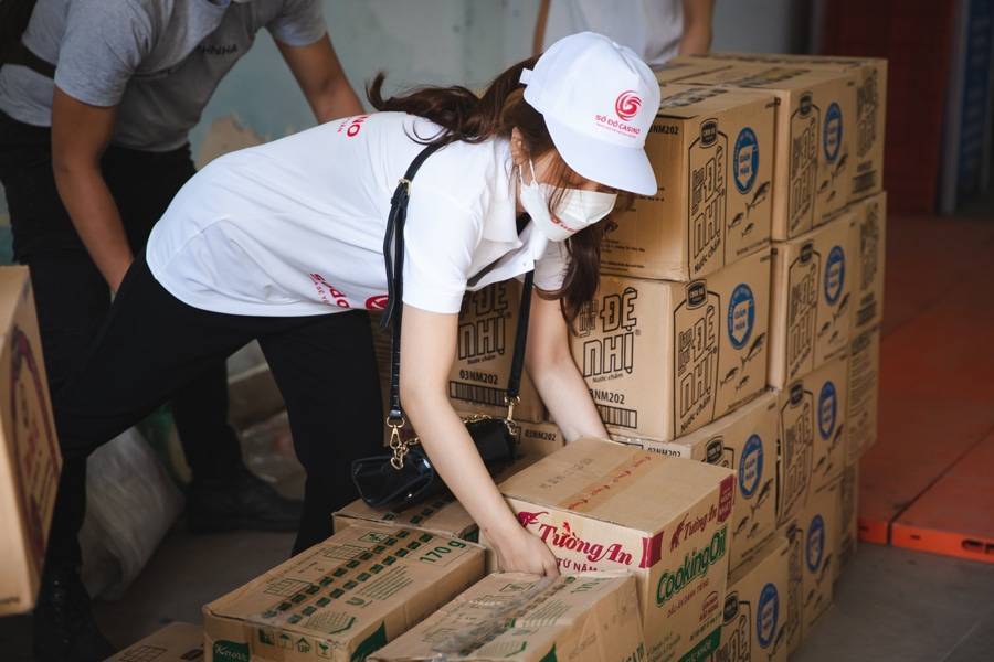 Theo chân SODO66 phát cơm từ thiện nghĩa tình tại Sài Gòn 3 SODO66 chuẩn bị những nhu cầu thiết yếu mang đến tận tay người khó khăn