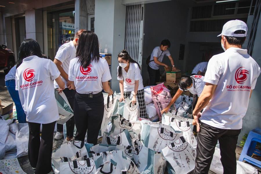 Theo chân SODO66 phát cơm từ thiện nghĩa tình tại Sài Gòn 4 Các tình nguyện của SODO66 bận rộn sắp xếp và phân chia các phần quà