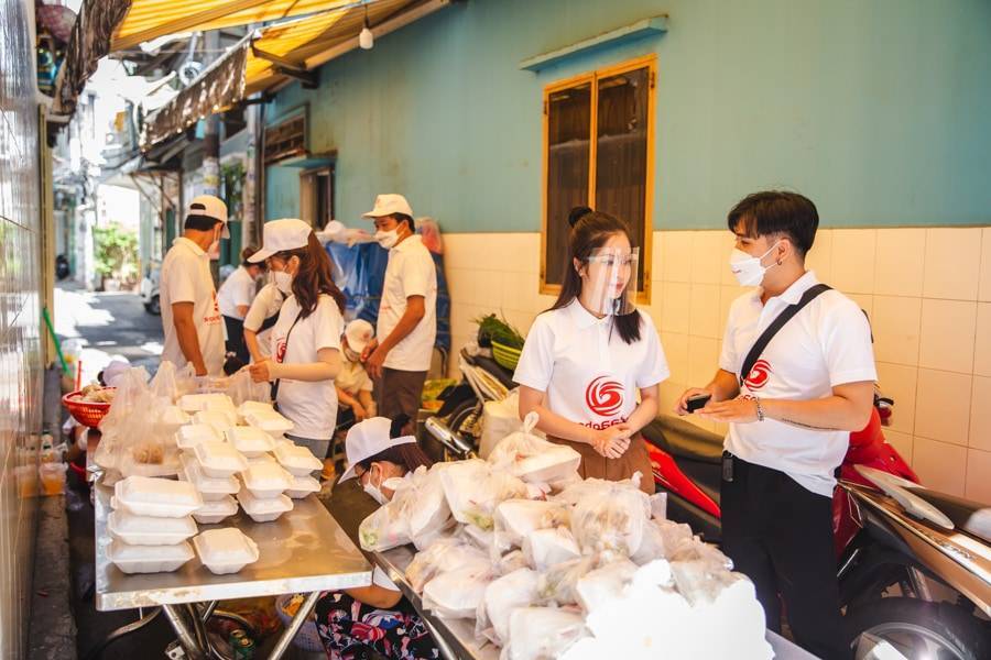 Theo chân SODO66 phát cơm từ thiện nghĩa tình tại Sài Gòn 6 SODO66 SODO66 đã đóng hộp xong và sẵn sàng phát những phần cơm nghĩa tình đến tay bà conđóng hộp các suất cơm gọn gàng, chuẩn bị phát những phần cơm nghĩa tình đến tay bà con