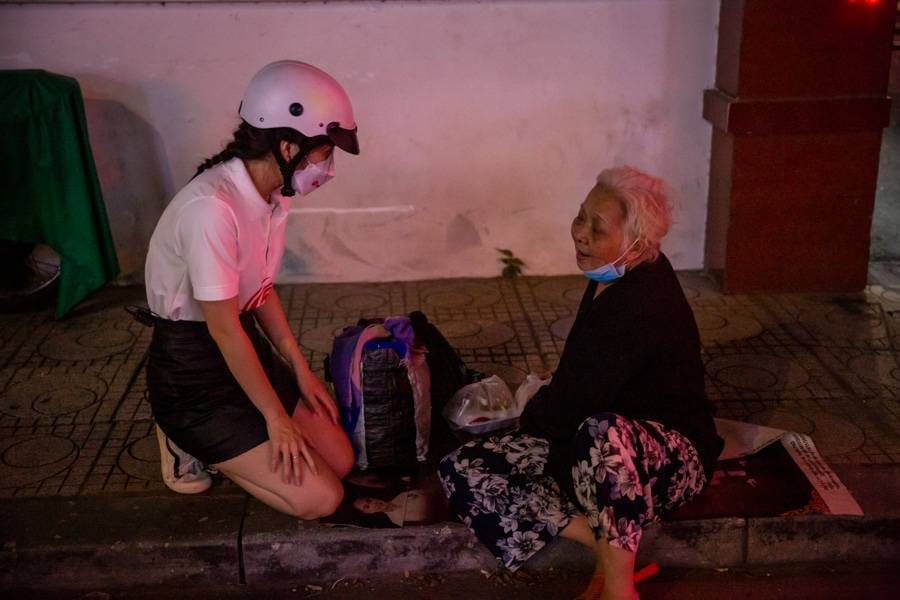 Theo chân SODO66 phát cơm từ thiện nghĩa tình tại Sài Gòn 11 trao quà từ thiện