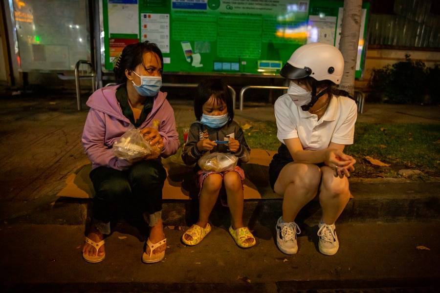 Theo chân SODO66 phát cơm từ thiện nghĩa tình tại Sài Gòn 9 trao quà từ thiện