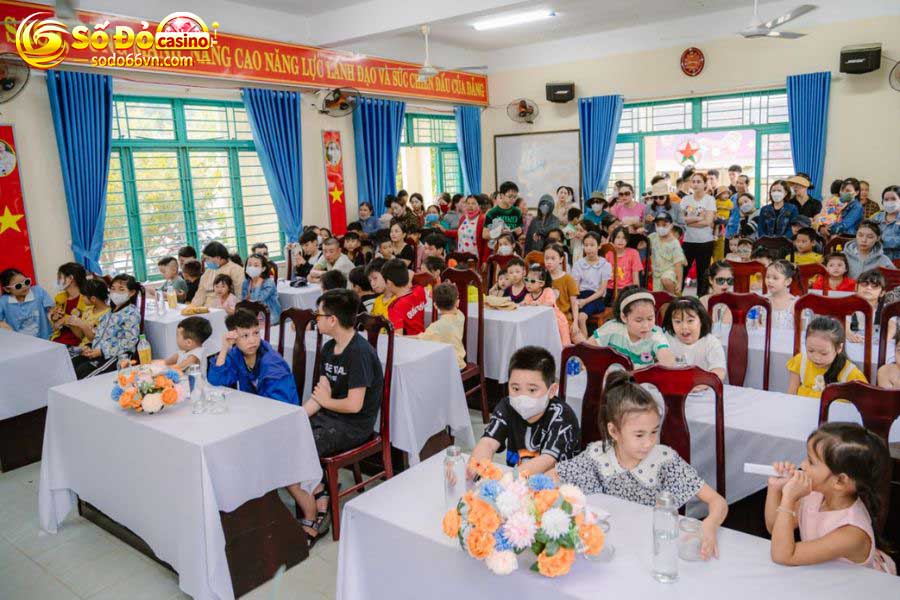 SODO66 mang Tết Trung thu đến cho trẻ em xã Hòa Bắc 7 Các em rộn ràng chuẩn bị để nhận quà Trung thu