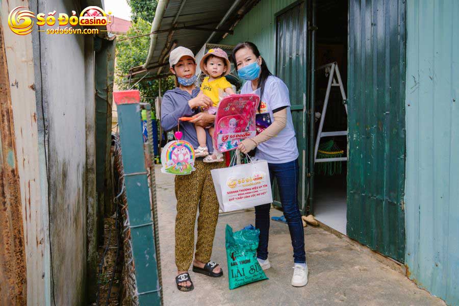 SODO66 mang Tết Trung thu đến cho trẻ em xã Hòa Bắc 10 Phát quà cho các gia đình có trẻ em khó khăn 1